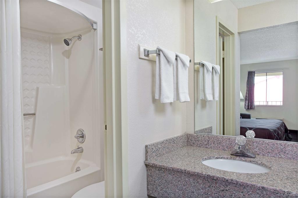 Super 8 By Wyndham Suwanee Hotel Buitenkant foto